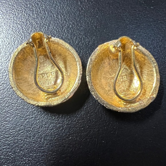 Vintage BSK Clip On Earrings White Enamel Blue Flowers Gold Tone‎ - Picture 2 of 10